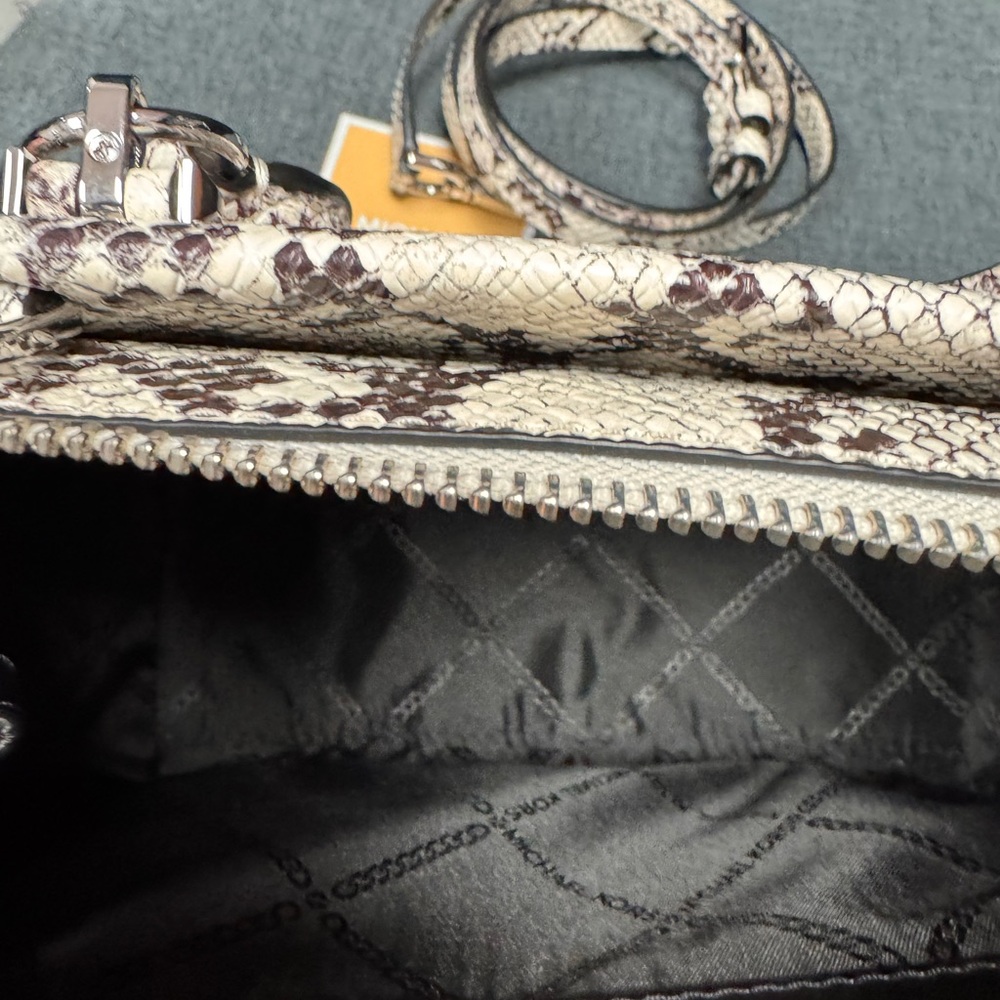 Adorable Michael Kors small satchel/crossbody - Picture 4 of 7